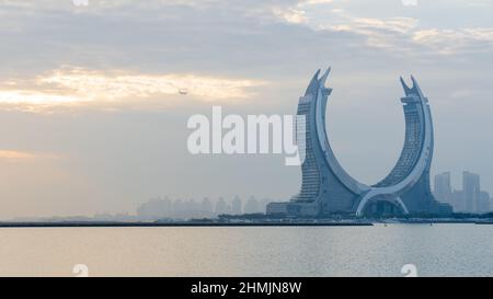 Lusail, Katar- 19. Oktober 2021: Die wunderschöne, neu entstehende Stadt mit vielen Wolkenkratzern, aufgenommen bei Sonnenaufgang Stockfoto