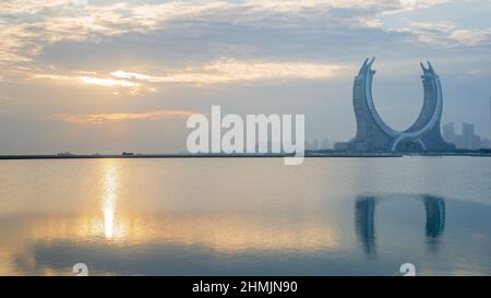 Lusail, Katar- 19. Oktober 2021: Die wunderschöne, neu entstehende Stadt mit vielen Wolkenkratzern, aufgenommen bei Sonnenaufgang Stockfoto