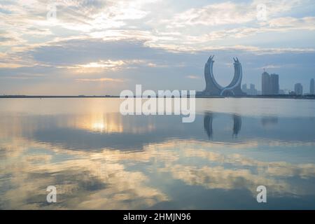 Lusail, Katar- 19. Oktober 2021: Die wunderschöne, neu entstehende Stadt mit vielen Wolkenkratzern, aufgenommen bei Sonnenaufgang Stockfoto