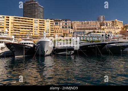 Viele riesige Yachten sind im Hafen von Monaco an sonnigen Tagen, Megayachten sind in der Marina vertäut, ist eine Yacht-Show, Monte Carlo, Immobilien-Gehäuse ist auf Stockfoto