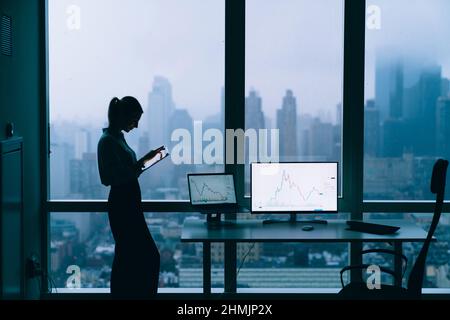 Konzentriert sich auf den Bildschirm einer Tablet-Frau im modernen Büro Stockfoto
