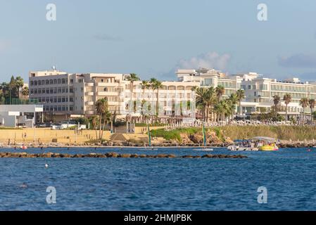 Pathos. Zypern. November 2019. Touristen tauen in der Nähe der Küste. Der Damm der Stadt Paphos in Zypern vom Meer aus. Spätherbst ist immer noch die Stockfoto