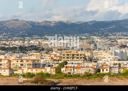 Die Stadt Paphos in der untergehenden Sonne von der Küste. Spätherbst in Zypern. Stockfoto