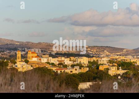 Die Stadt Paphos in der untergehenden Sonne von der Küste. Spätherbst in Zypern. Stockfoto