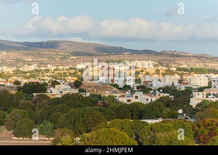 Die Stadt Paphos in der untergehenden Sonne von der Küste. Spätherbst in Zypern. Stockfoto