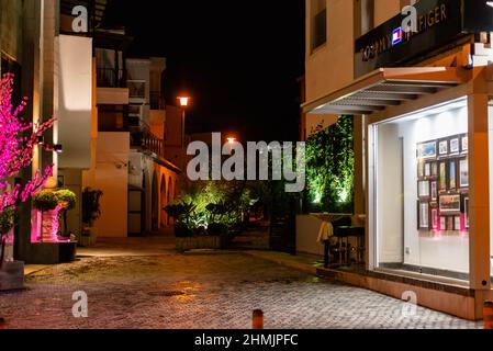 Pathos. Zypern. November 2019. Eine einsame Straße in der Nacht. Eine gemütliche Ecke in der Resortstadt. Stockfoto