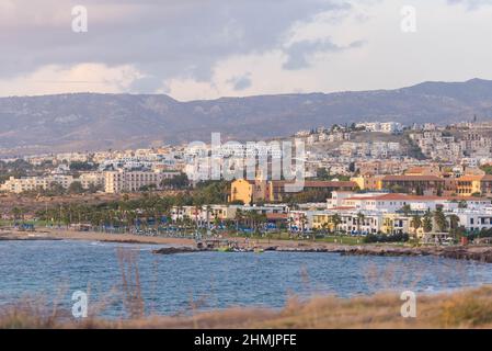 Die Stadt Paphos in der untergehenden Sonne von der Küste. Spätherbst in Zypern. Stockfoto