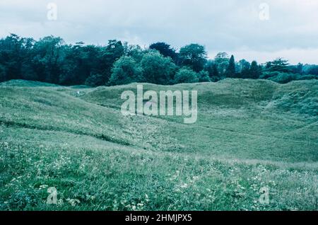 Cirencester / Corinium - Römisches Fort in Glousestershire im Jahre 47 n. Chr. errichtet. An zweiter Stelle nach London mit über 10000 Einwohnern. Amphitheater der Stadt. Archivscan von einem Dia. Juli 1977. Stockfoto