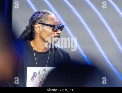Los Angeles, USA. 10th. Februar 2022. Der Musiker Snoop Dogg sitzt während einer Pressekonferenz auf der Bühne. Zusammen mit anderen Künstlern tritt er während der Halbzeit des Super Bowl auf. Im Super Bowl spielen die Los Angeles Rams gegen die Cincinnati Bengals. Quelle: Maximilian Haupt/dpa/Alamy Live News Stockfoto