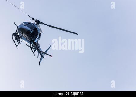 Wien, Wien: Hubschrauber Airbus Helicopters AS355 Ecureuil, für die Dreharbeiten zum Netflix-Film 'Tyler Rake – Extraction' mit dem Schauspieler Chris Hemsworth im Jahr 22. Dona Stockfoto