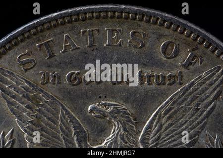 Detail Makroaufnahme von Liberty Morgan Dollar Reverse in God We Trust Liberty Black Hintergrund Stockfoto