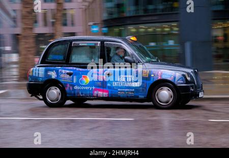 Schwenkaufnahme eines Londoner schwarzen Taxis. Stockfoto