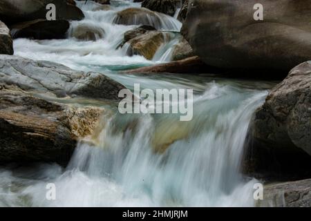 Der Riale di Moleno, ein malerischer und ungebändigter Bergbach im Tessin, Schweiz Stockfoto