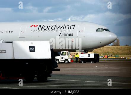 Nordwind Airlines Airbus A330-300 am Flughafen Birmingham nach dem Transport von Covid-Testkits, Großbritannien (VP-BUM) Stockfoto