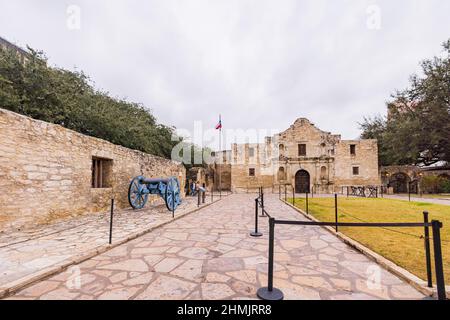 Texas, FEB 2 2022 - Bewölkter Blick auf die Alamo Stockfoto