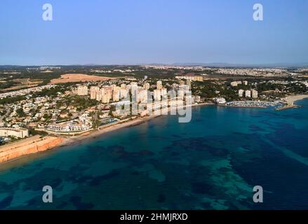 Luftdrohne aus der Sicht malerischer Sandstrand von Dehesa de Campoamor. Provinz Alicante, Costa Blanca, Spanien Stockfoto