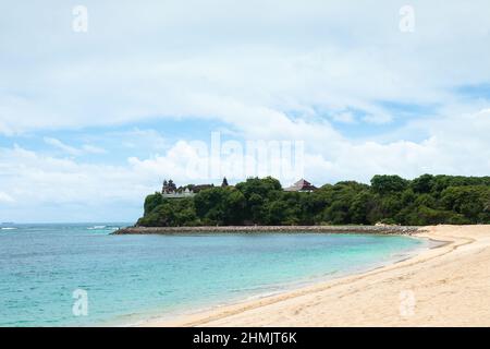 Landschaft von sonnigen Tag mit Sandstrand, türkisfarbenem Meer und Himmel mit Wolke. Nusa dua Beach, Bali Island, Indonesien. Tropische Landschaft. Hintergrundbilder Stockfoto