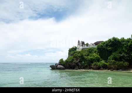 Landschaft von sonnigen Tag mit Sandstrand, türkisfarbenem Meer und Himmel mit Wolke. Nusa dua Beach, Bali Island, Indonesien. Tropische Landschaft. Hintergrundbilder Stockfoto
