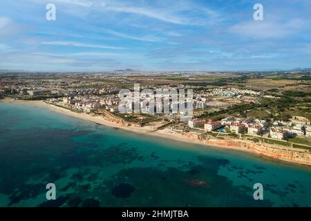 Luftdrohne aus der Sicht malerischer Sandstrand von Mil Palmeras. Costa Blanca. Provinz Alicante. Spanien. Reise- und Urlaubskonzept Stockfoto