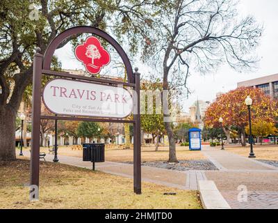 Texas, FEB 2 2022 - Bewölkter Blick auf den Travis Park Stockfoto