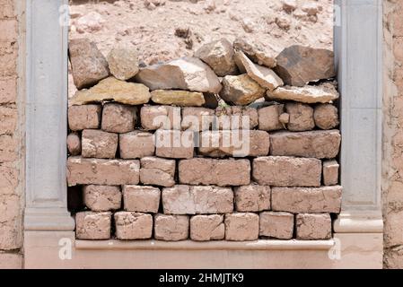 Details einer Mauer, die vollständig aus Lehmziegeln in Maras, Sacred Valley, Peru, hergestellt wurde Stockfoto