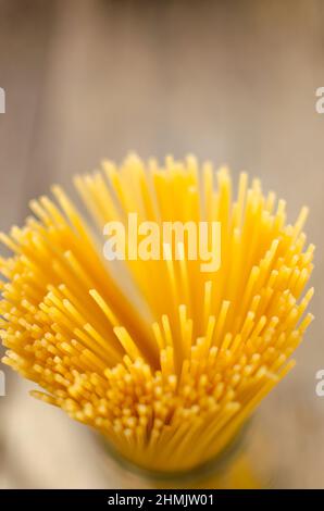 Ungekochte Spaghetti Top View closeup vertikale Foto Stockfoto