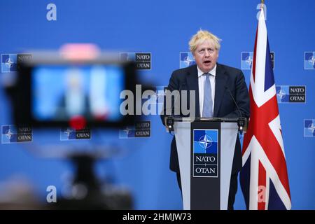 Brüssel, Belgien. 10th. Februar 2022. Der britische Premierminister Boris Johnson spricht während einer Pressekonferenz am NATO-Hauptquartier in Brüssel, Belgien, am 10. Februar 2022. Quelle: Zheng Huansong/Xinhua/Alamy Live News Stockfoto
