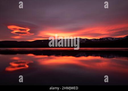 Sonnenaufgang über Loch Morlich und den Cairngorm Mountains, Cairngorms National Park in der Nähe von Aviemore, Badenoch und Strathspey, Schottland, Großbritannien Stockfoto