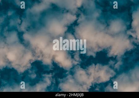 Abstrakter Hintergrund, Wolken und Rauch auf dunkelblauem Hintergrund in Nahaufnahme. Stockfoto