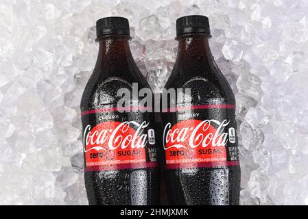 IRVINE, KALIFORNIEN - 30. JAN 2022: Zwei Flaschen Cherry Coca-Cola Zero auf einem Eisbett. Stockfoto