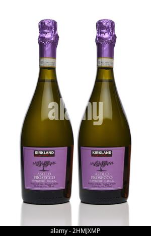 IRVINE, KALIFORNIEN - 10. FEBRUAR 2022: Zwei Flaschen Kirkland Signature Asolo Prosecco, ein privates Label von Costco Wholesale. Stockfoto