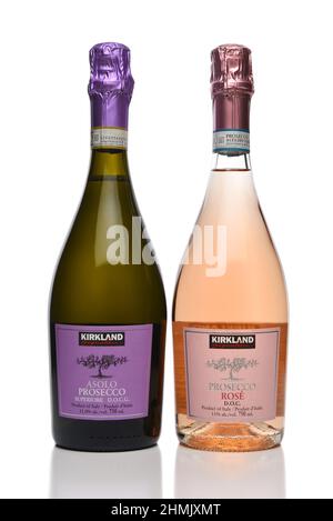 IRVINE, KALIFORNIEN - 10. FEBRUAR 2022: Eine Flasche Kirkland Signature Asolo Prosecco und Rose Prosecco, eine private Marke von Costco Wholesale. Stockfoto