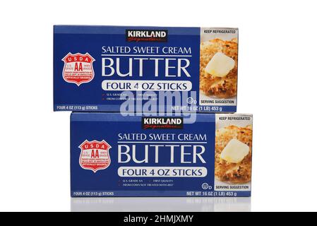 IRVINE, KALIFORNIEN - 10. FEBRUAR 2022: Zwei Pakete mit Kirkland Signature Salted Sweet Cream Butter, einem privaten Label von Costco Wholesale. Stockfoto