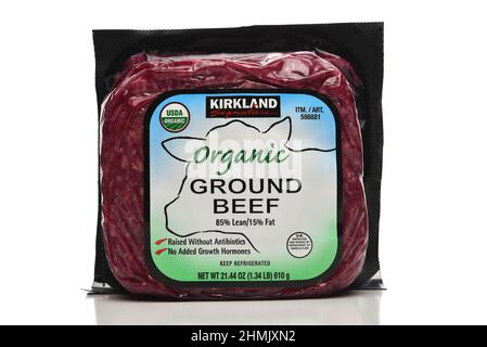 IRVINE, KALIFORNIEN - 10. FEBRUAR 2022: Ein Paket von Kirkland Signature Organic Ground Beef, einem privaten Label von Costco Wholesale. Stockfoto