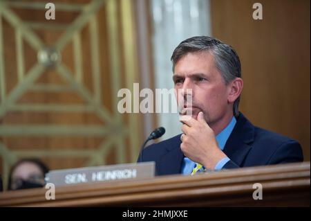 Washington, Vereinigte Staaten Von Amerika. 10th. Februar 2022. Senator Martin Heinrich, D-NM, blickt auf eine Anhörung des Energie- und Rohstoffausschusses des US-Senats zum Thema sauberer Wasserstoff am Donnerstag, den 10. Februar 2022, im US-Kapitol in Washington, DC, zurück. Kredit: Bonnie Cash/CNP/Sipa USA Gutschrift: SIPA USA/Alamy Live News Stockfoto