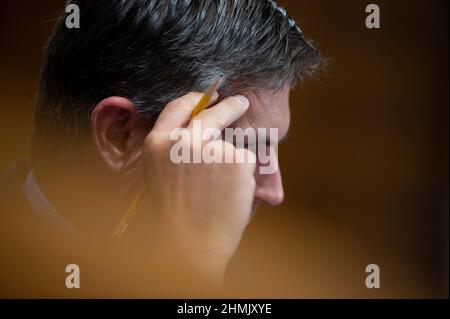 Washington, Vereinigte Staaten Von Amerika. 10th. Februar 2022. Senator Martin Heinrich, D-NM, blickt auf eine Anhörung des Energie- und Rohstoffausschusses des US-Senats zum Thema sauberer Wasserstoff am Donnerstag, den 10. Februar 2022, im US-Kapitol in Washington, DC, zurück. Kredit: Bonnie Cash/CNP/Sipa USA Gutschrift: SIPA USA/Alamy Live News Stockfoto