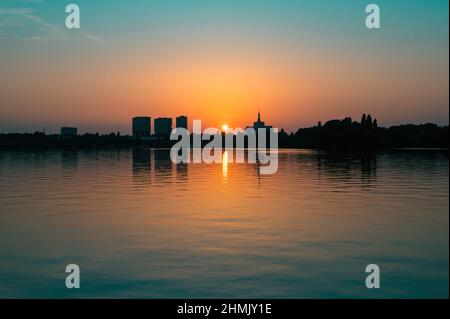 Sonnenuntergang über dem Herastrau-See, Bukarest, Rumänien Stockfoto