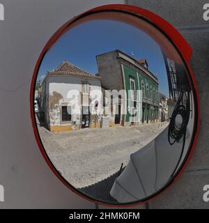 Spiegelung der Gebäude-Rua Joao Vaz de Corte Real Street. Tavira-Portugal-092 Stockfoto
