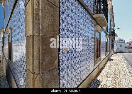 Portugiesisches Azulejo-Stadthaus mit Blumenmotiven und geometrischen Motiven in blauen und weißen Ecken. Tavira-Portugal-107 Stockfoto