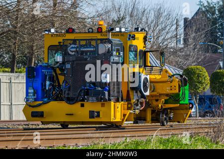 NEW ORLEANS, LA, USA - 9. FEBRUAR 2022: Eisenbahnzuganlagen (Knox Kershaw KTR 450) auf den Eisenbahnschienen in New Orleans Stockfoto