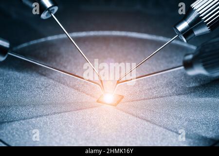 Silizium-Wafer und Mikroschaltungen mit Automatisierungssystem-Steuerungsanwendung auf Roboterarm automatisieren Stockfoto