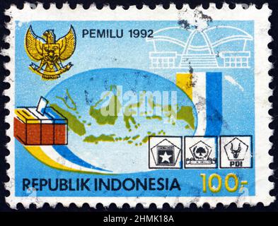 INDONESIEN - UM 1992: Eine in Indonesien gedruckte Briefmarke zeigt Wahlurnen und Globus, um 1992 Stockfoto