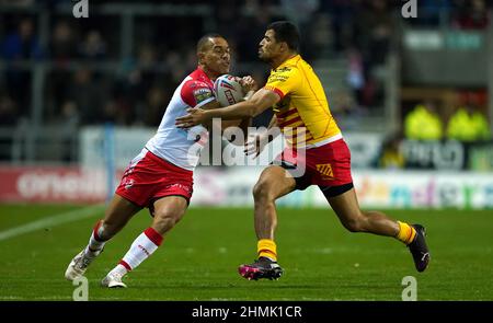 St Helens' will Hopoate (links) wird vom katalanischen Fouad Yaha während des Matches der Betfred Super League im total Wicked Stadium, St. Helens, angegangen. Bilddatum: Donnerstag, 10. Februar 2022. Stockfoto