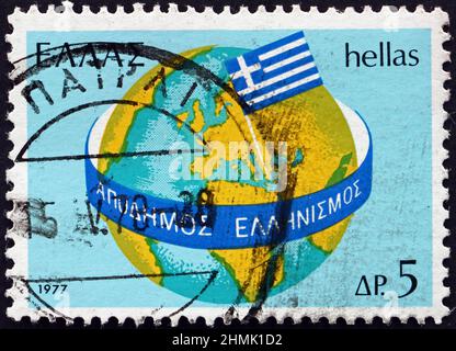 GRIECHENLAND - UM 1977: Eine in Griechenland gedruckte Briefmarke, die den im Ausland lebenden Griechen gewidmet ist, zeigt einen Globus mit griechischer Flagge, um 1977 Stockfoto