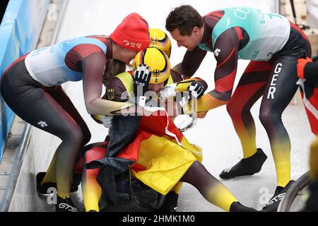 Peking, China. 10th. Februar 2022. Die Athleten Deutschlands feiern nach dem Rennwettbewerb im Yanqing National Sliding Center im Bezirk Yanqing in Peking, der Hauptstadt Chinas, am 10. Februar 2022. Quelle: Yao Jianfeng/Xinhua/Alamy Live News Stockfoto