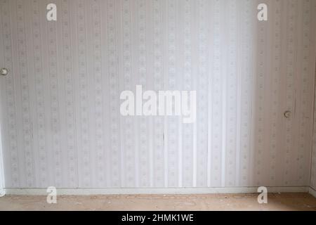 Eine viktorianische Retro-Tapete mit Blumenmuster und Damast-Ornamenten in Braun- und Brauntönen Stockfoto