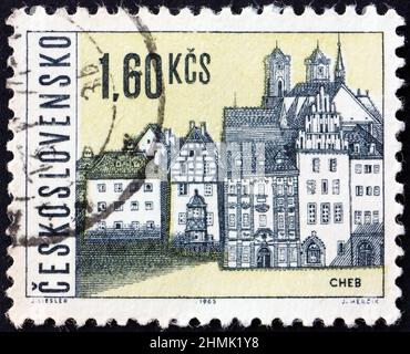 TSCHECHOSLOWAKEI - UM 1965: Eine in der Tschechoslowakei gedruckte Briefmarke zeigt die Ansicht von Cheb, einer Stadt in der Karlsbader Region der Tschechischen Republik, um 1965 Stockfoto