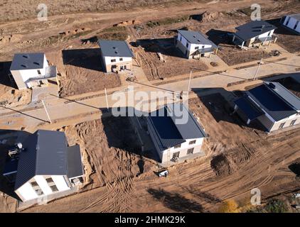 Vorort Hausbau, Luftaufnahme viev. Hausbau von Keramikblöcken. Baustelle für den Bau eines Landhauses. Bauarbeiten von la Stockfoto