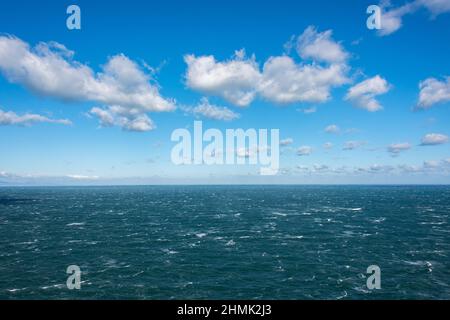 mediterrane Meereswellen starker Wind blauer Himmel Möwen natürliches Ambiente Stockfoto
