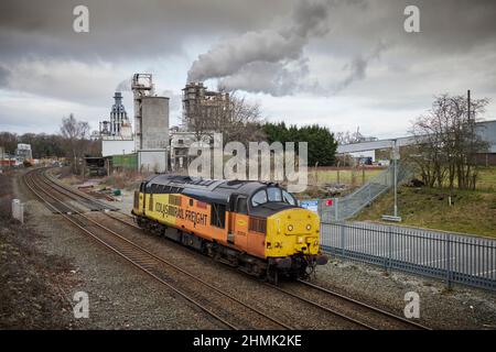 Eisenbahnstrecke, die die Holzwerkstätte Kronospan in der ehemaligen Kohlemöbenstadt Chirk in der Nähe von Wrexham, Nordwales, passiert Stockfoto